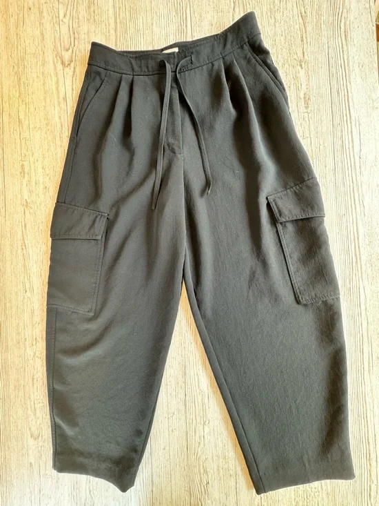 Wilfred Aritzia Shift Cargo Pant Relaxed barrel-leg crepe cargo pants in Black 8 - Picture 2 of 10